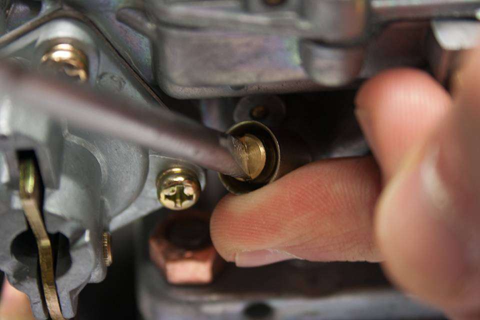 apprenez à régler la vis de richesse de votre carburateur pour optimiser les performances de votre moteur et économiser du carburant grâce à nos conseils pratiques.