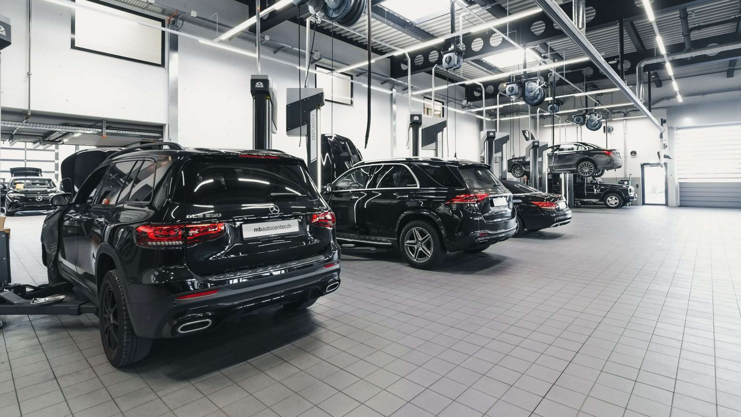 découvrez nos services complets a et b pour votre mercedes, garantissant performance et sécurité optimales. entretien professionnel et pièces d'origine assurés.