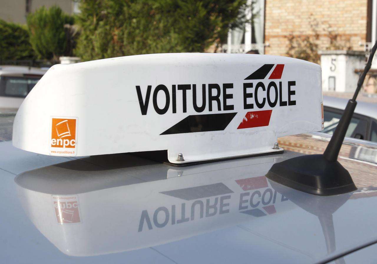 découvrez notre auto-école spécialisée en voiture sans permis pour 2026. formation complète, encadrement professionnel et réussite assurée pour conduire en toute autonomie.
