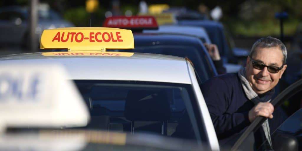découvrez notre auto-école spécialisée en voiture sans permis pour 2026. formation complète, instructeurs qualifiés et accompagnement personnalisé pour réussir votre permis sans stress.