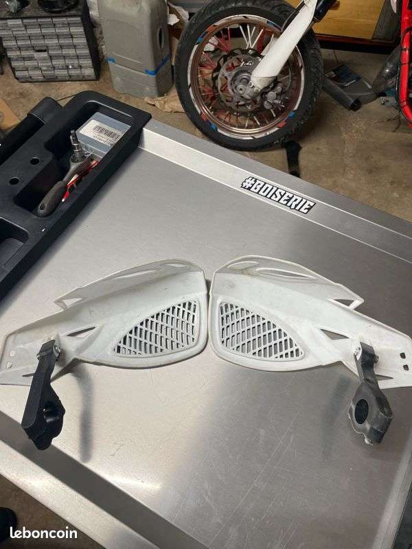 découvrez comment choisir le protège-main moto idéal en 2026 pour allier sécurité, confort et style lors de vos trajets à deux-roues.