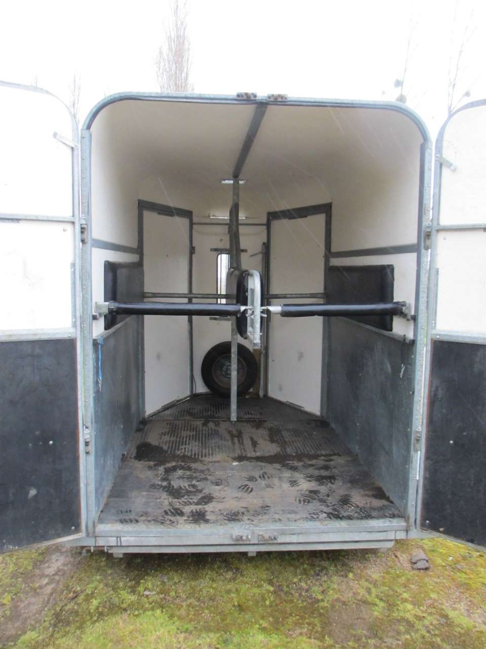 découvrez comment choisir le van idéal pour votre cheval en 2026, avec des conseils pratiques et les meilleures options du marché.