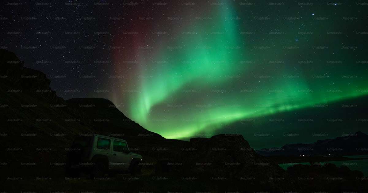 découvrez la voiture 2026 sous un ciel étoilé, alliant innovation technologique et design futuriste pour une expérience de conduite inoubliable.