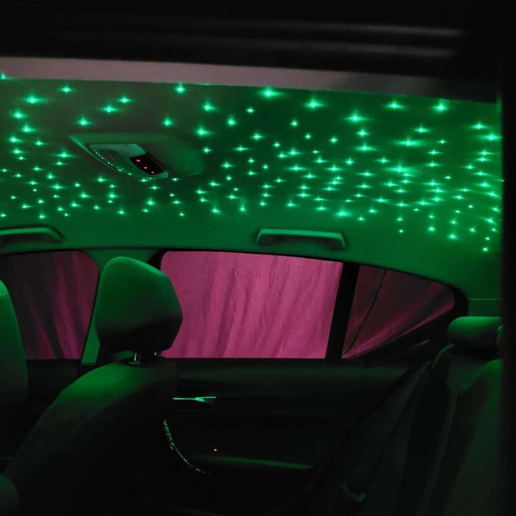 découvrez la voiture 2026 sous un ciel étoilé, alliant design futuriste et technologie avancée pour une expérience de conduite unique.