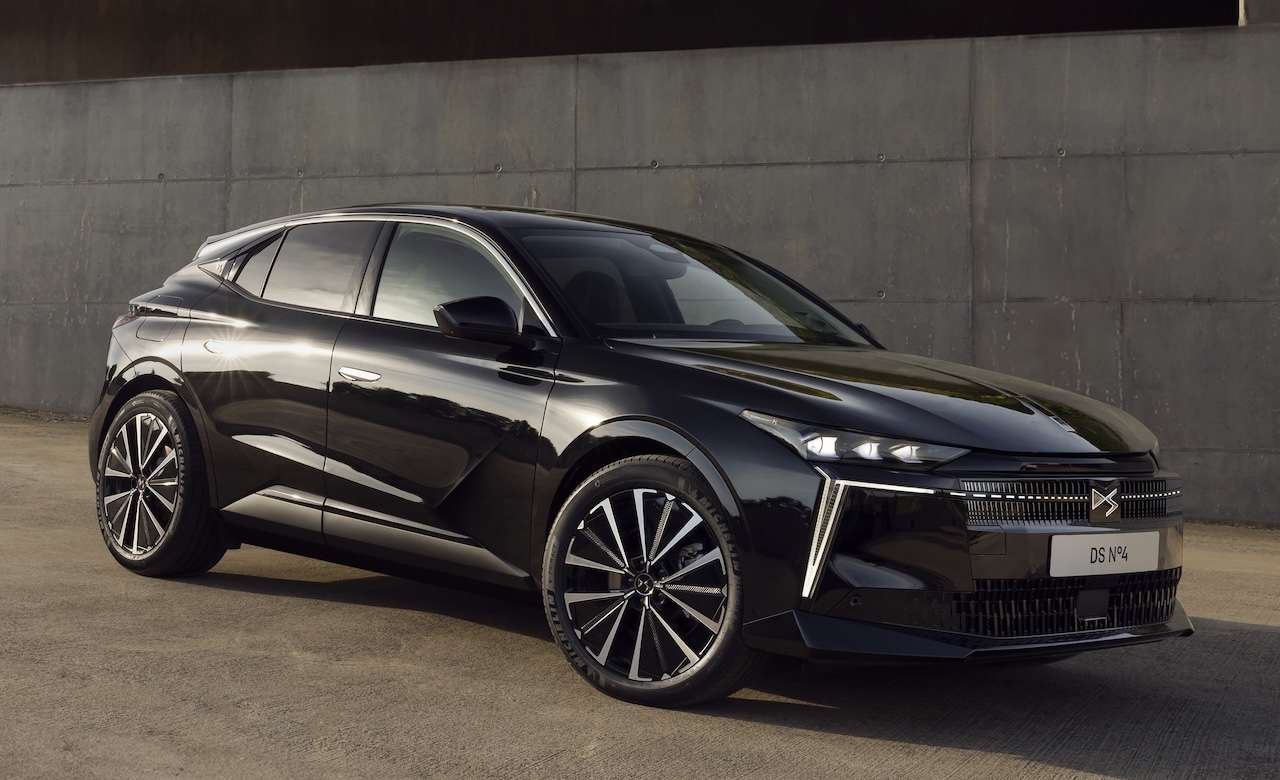 découvrez la ds n°4, la berline française tant attendue alliant élégance, technologie et performance pour une expérience de conduite unique.