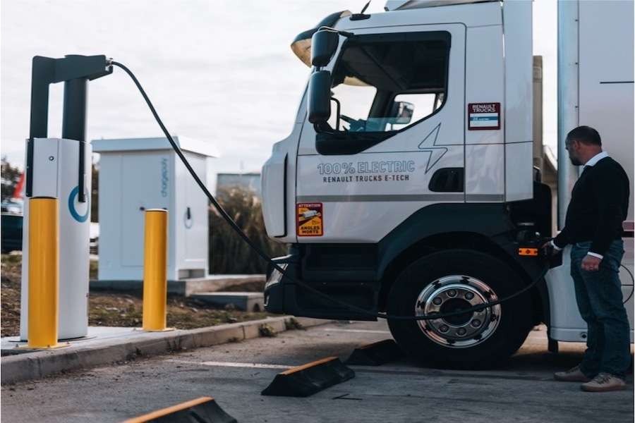 découvrez la croissance rapide des flottes électriques et les inquiétudes des salariés face à cette transition vers des véhicules plus écologiques.