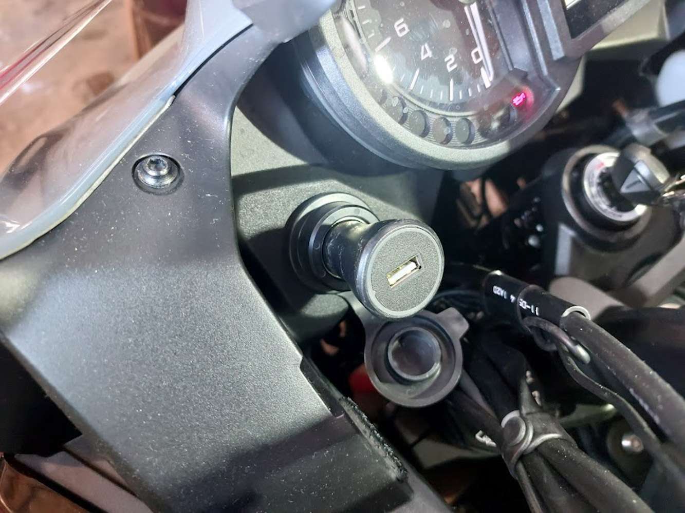 découvrez comment installer une prise usb sur votre moto en 2026 pour recharger facilement vos appareils lors de vos trajets. guide pratique et conseils d'experts.