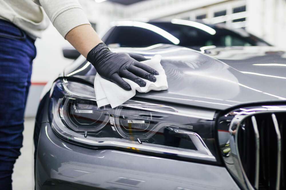 service de nettoyage auto professionnel pour une voiture propre et brillante, à l'intérieur comme à l'extérieur.