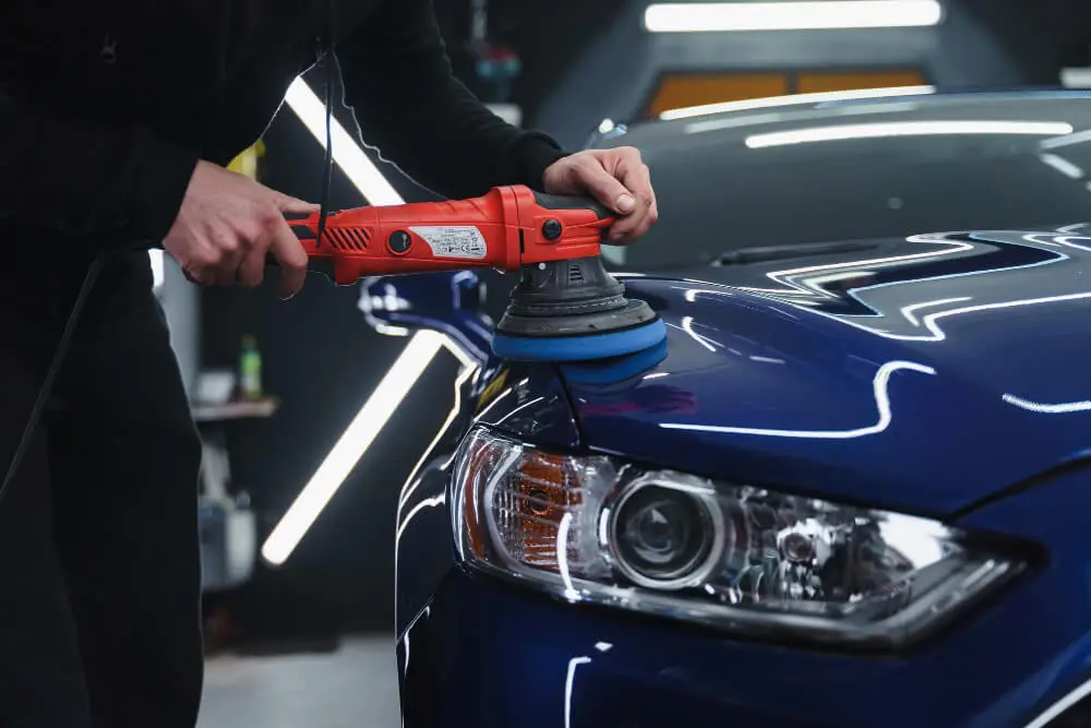 service professionnel de polissage de voiture pour restaurer la brillance et protéger la peinture de votre véhicule.