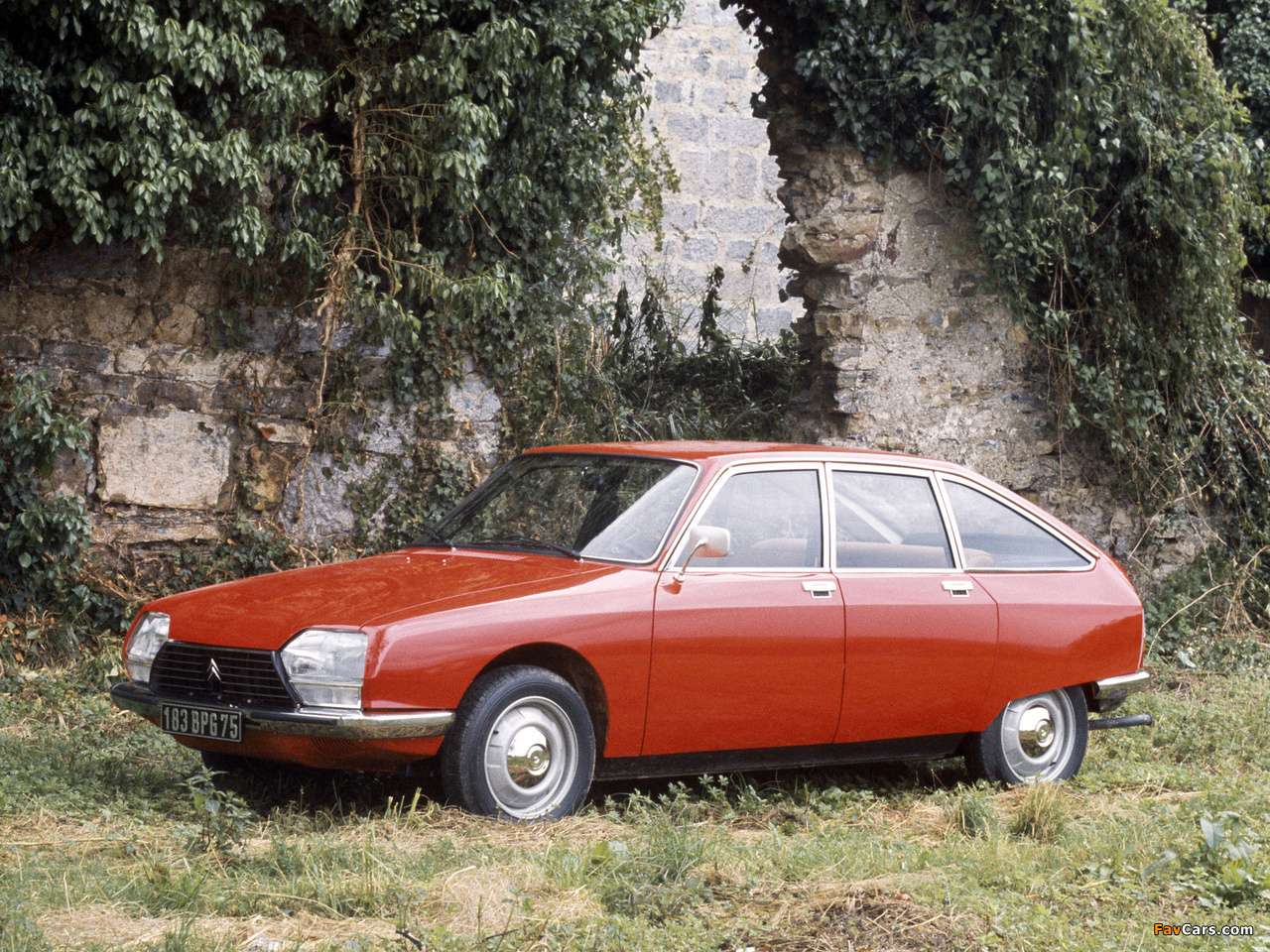 découvrez la citroën gs, une voiture compacte emblématique alliant innovation, confort et design unique. parfaite pour les amateurs d'automobiles classiques françaises.