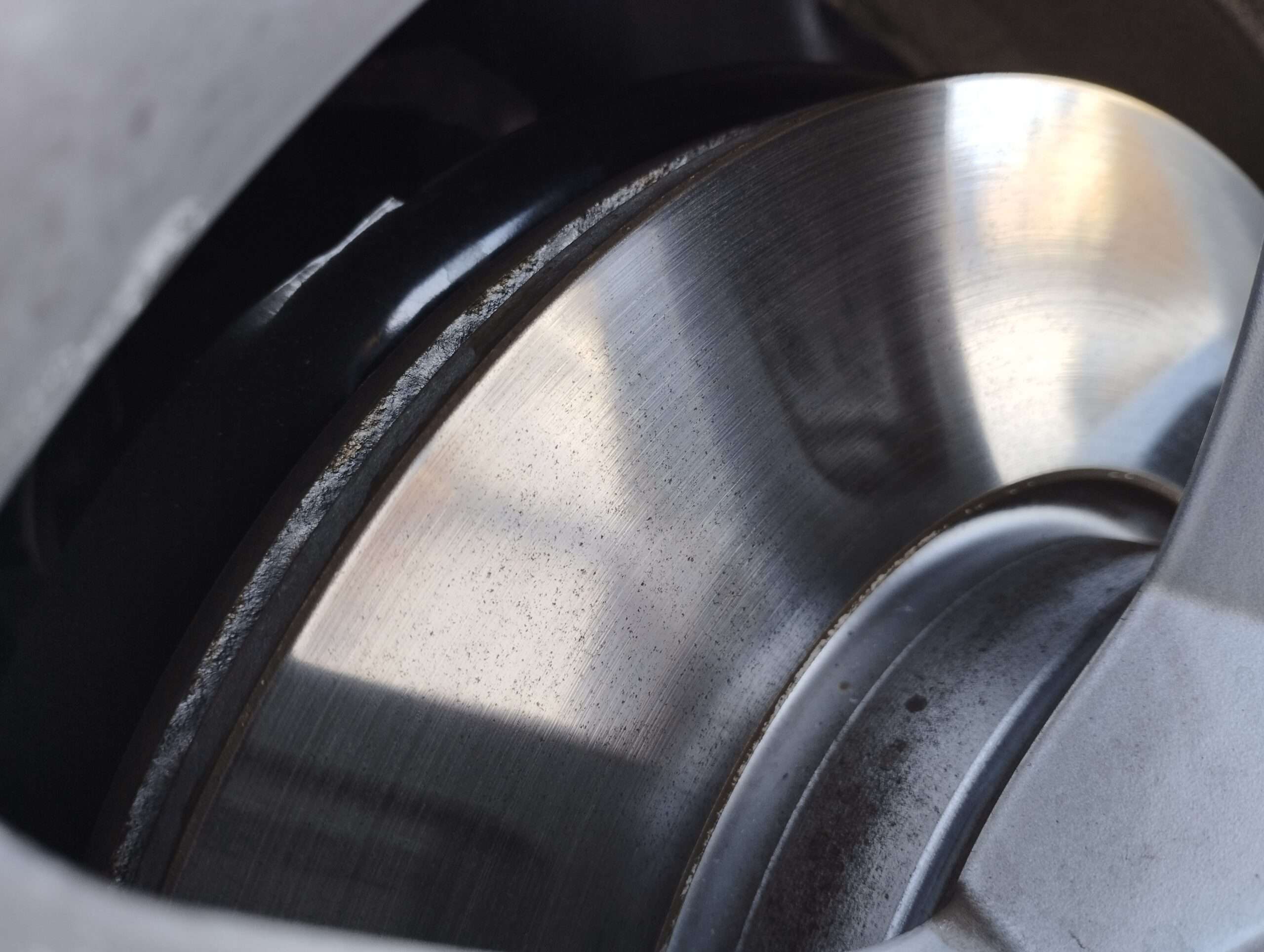 découvrez les causes possibles du bruit métallique à la roue avant de votre véhicule et comment y remédier efficacement pour assurer votre sécurité et le bon fonctionnement de votre voiture.