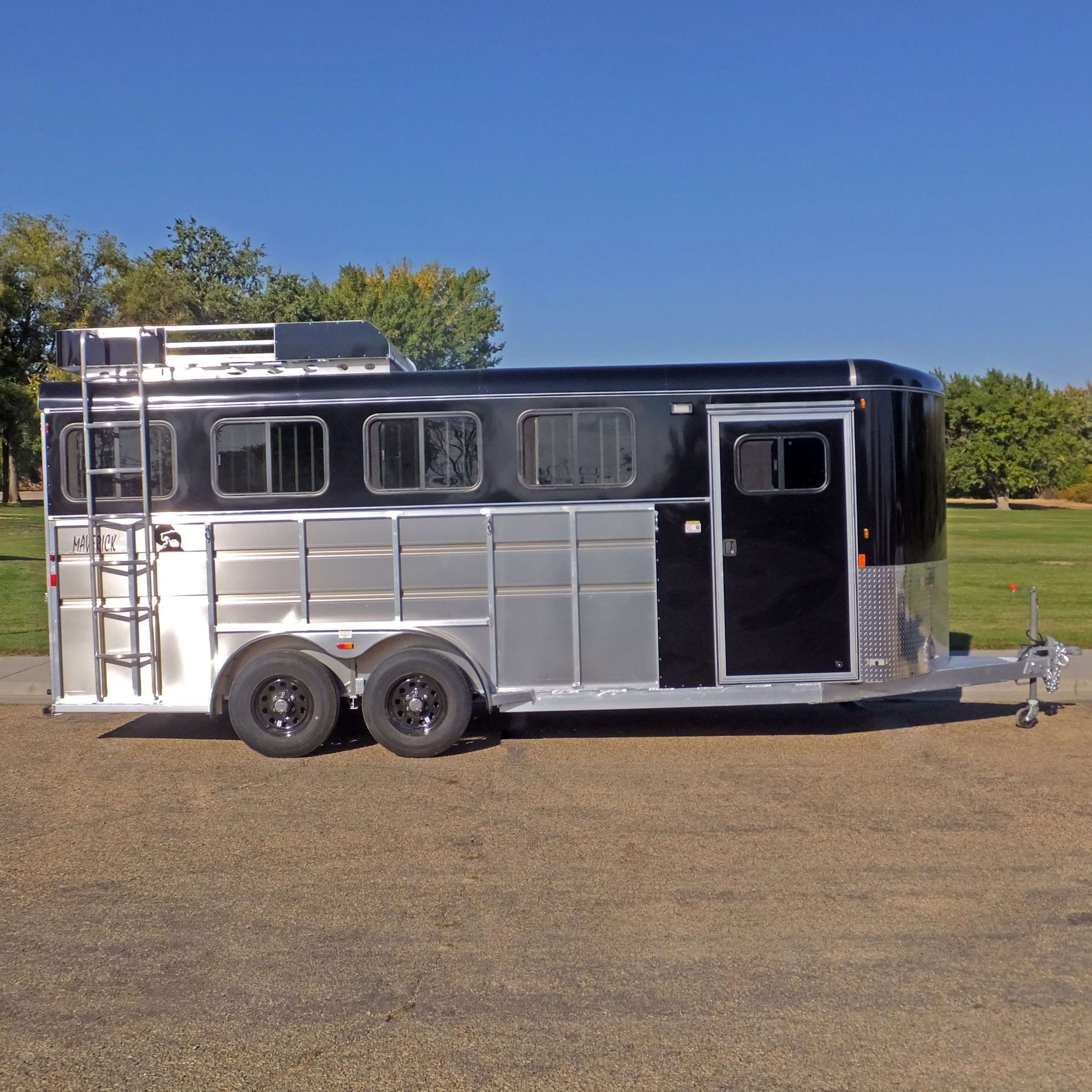 découvrez notre remorque pour chevaux robuste et sécurisée, idéale pour transporter vos animaux en toute tranquillité.