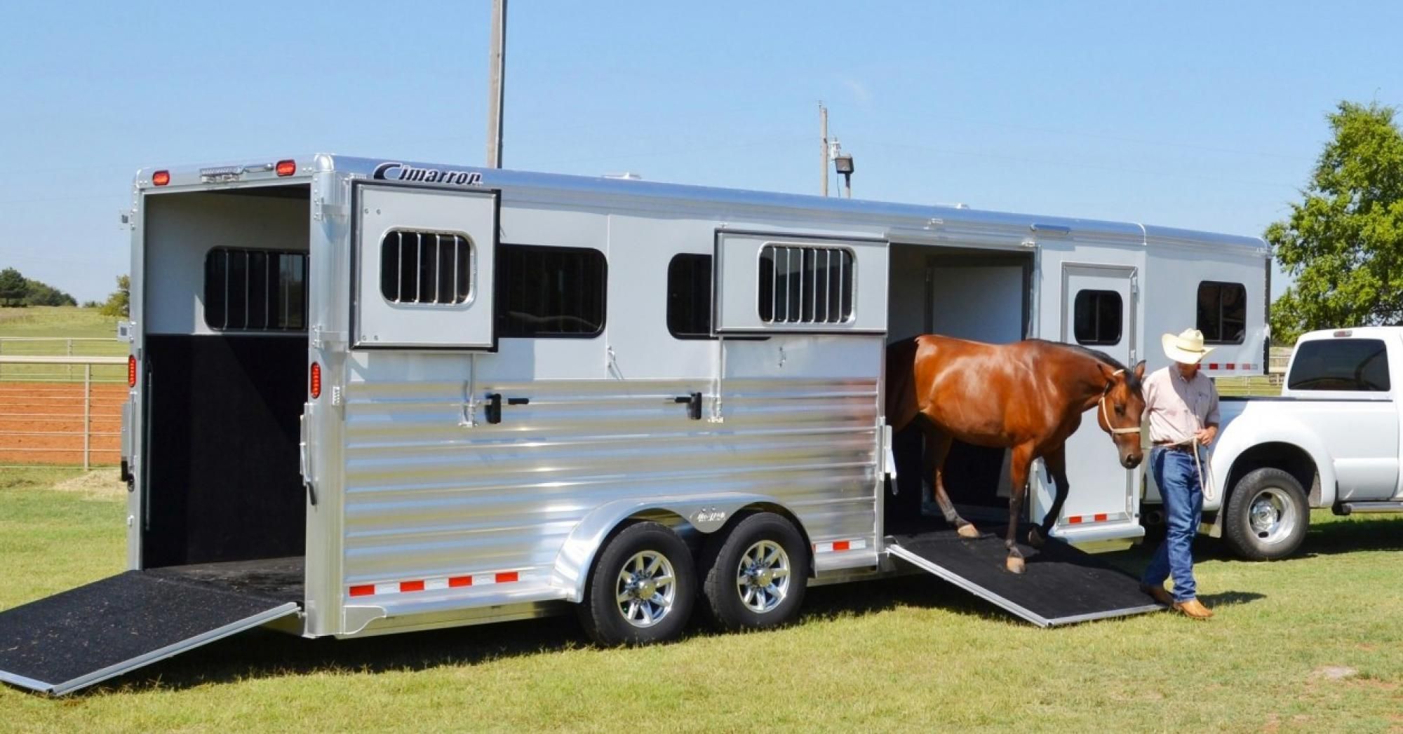 découvrez notre sélection de remorques pour chevaux sécurisées et fiables, idéales pour transporter vos chevaux en toute tranquillité et confort.