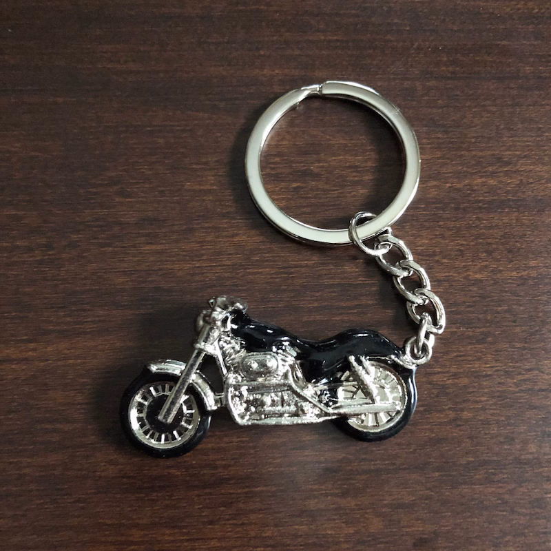 porte-clés moto élégant et durable, parfait pour les passionnés de motos. accessoire pratique et stylé pour garder vos clés en sécurité.