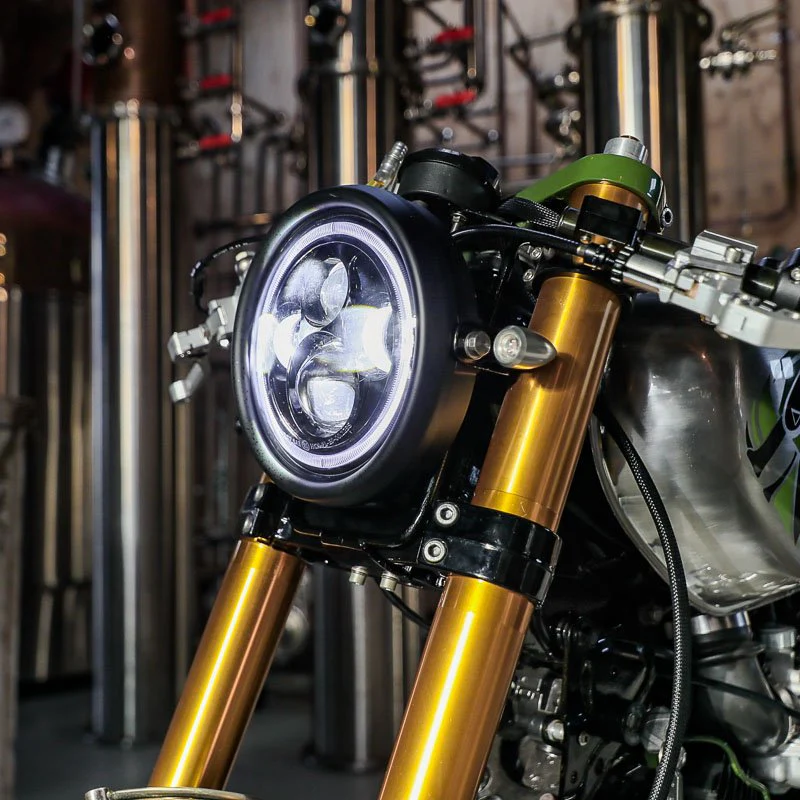 découvrez notre phare avant led pour moto, offrant une visibilité optimale et un style moderne pour une conduite sécurisée de jour comme de nuit.