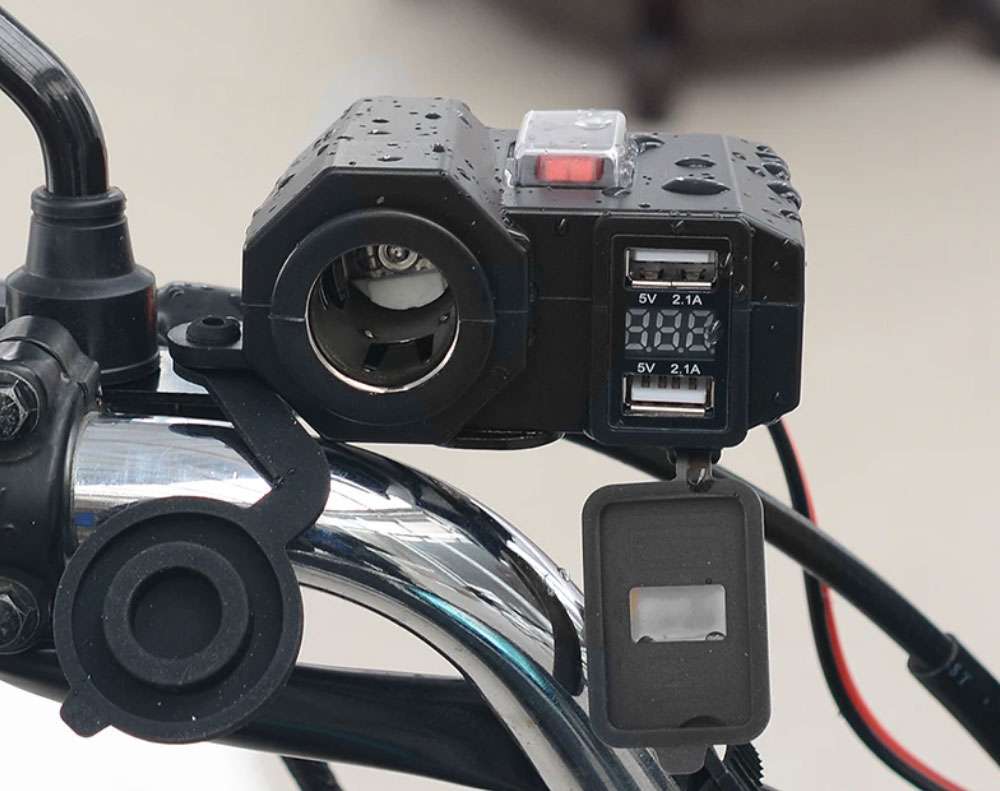 apprenez à installer une prise usb sur votre moto facilement avec notre guide complet pour garder vos appareils chargés en toutes circonstances.