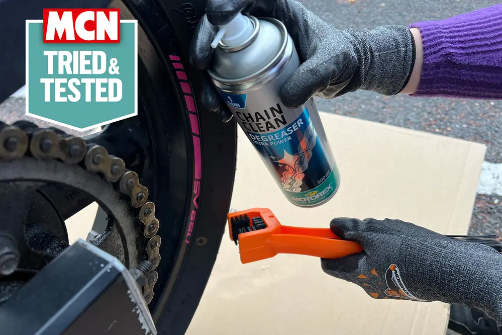 dégraissage efficace de chaîne de moto : nettoyez et entretenez votre chaîne pour une performance optimale et une longue durée de vie.