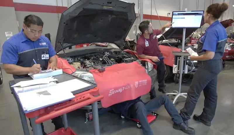 découvrez notre école de réparation automobile, où vous apprendrez toutes les compétences nécessaires pour devenir un expert en mécanique automobile.