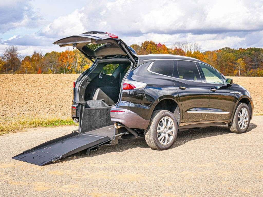 découvrez une voiture automatique accessible aux personnes en situation de handicap, offrant confort, sécurité et liberté de mobilité.