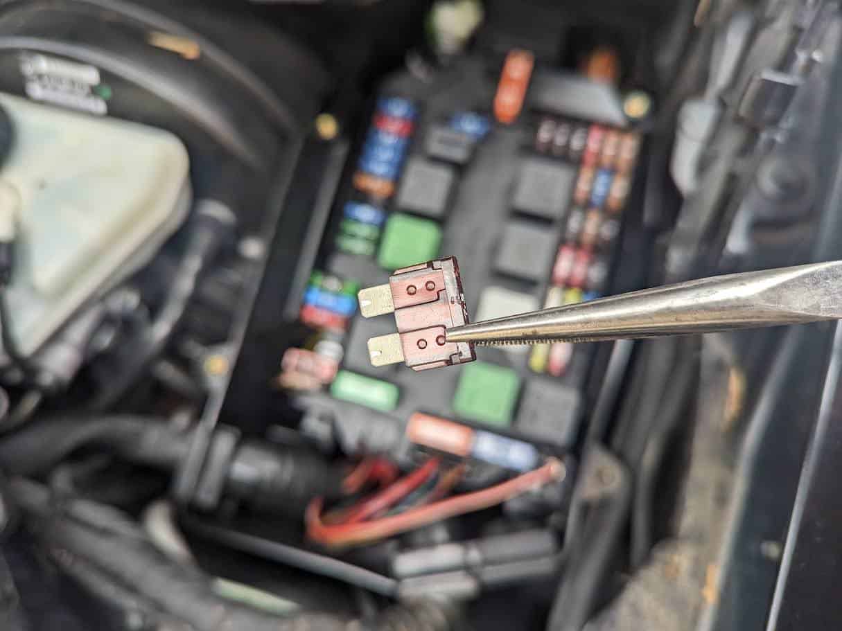 découvrez le fusible d'immobiliseur, un composant essentiel pour protéger votre système de sécurité automobile contre les surtensions et garantir le bon fonctionnement de l'antidémarrage.